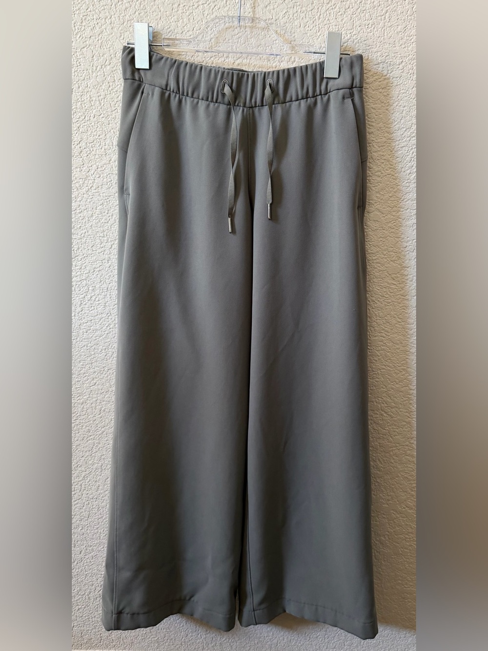 Lululemon Size 4 On The Fly Sage Olive Wide Leg Crop Pull On Pant 27” •tiny flaw